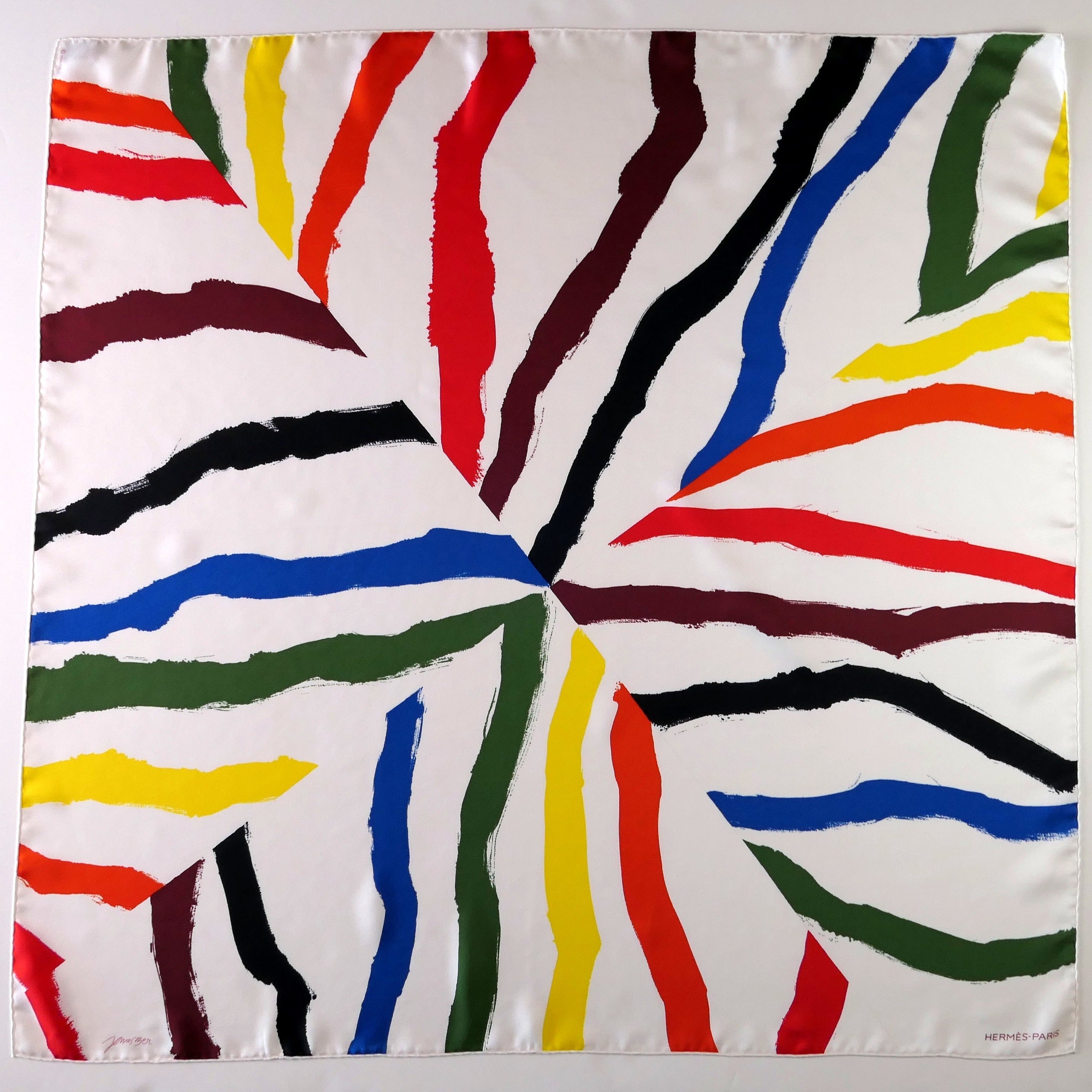 Carré Hermès Rosace de Janos Ber, 90 cm soie, vue d'ensemble peinture abstraite bandes colorées sur fond blanc