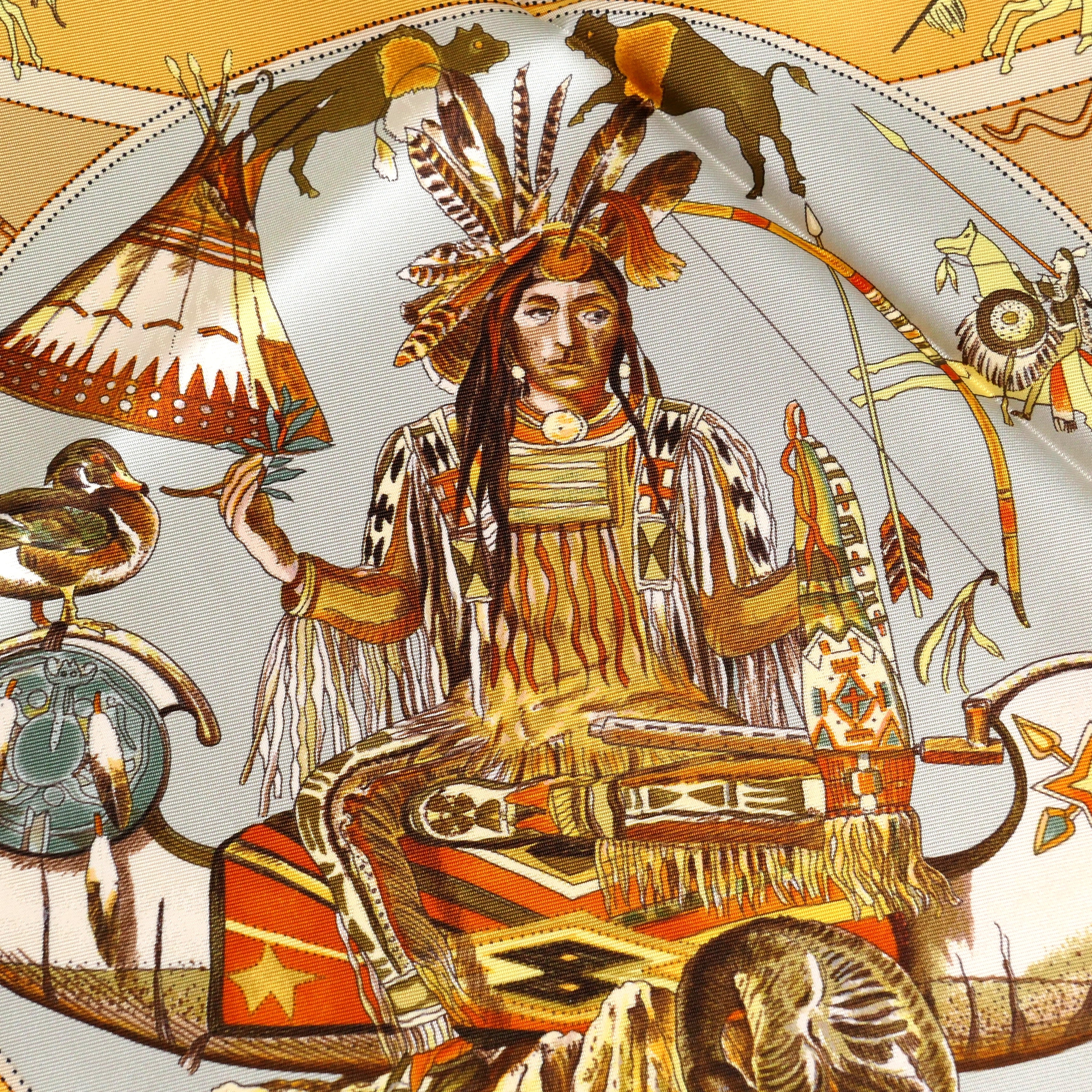 Carré Hermès Mythologies des Hommes Rouges 90 cm soie, détail chef indien avec coiffe de plumes