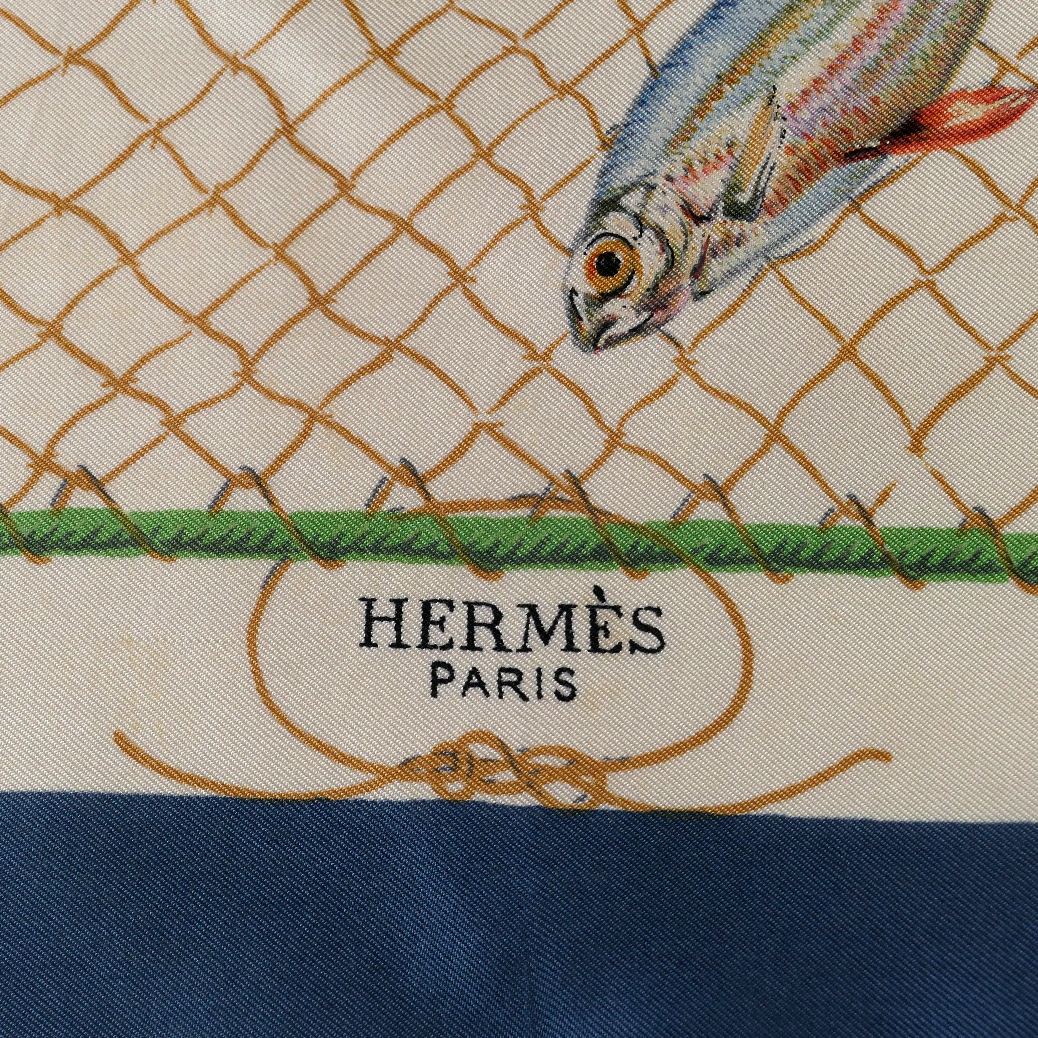 Carré Hermès Coup de Filet 90 cm soie, zoom sur la signature Hermès