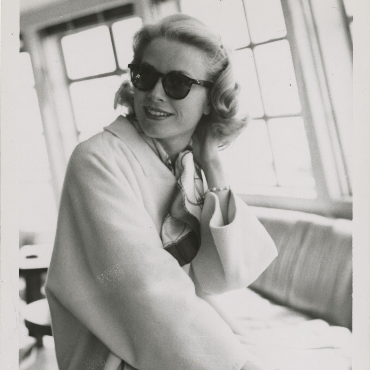 photo en noir et blanc de Grace Kelly portant le foulard Carré Hermès cycles renommé par la suite "Les Bécanes"