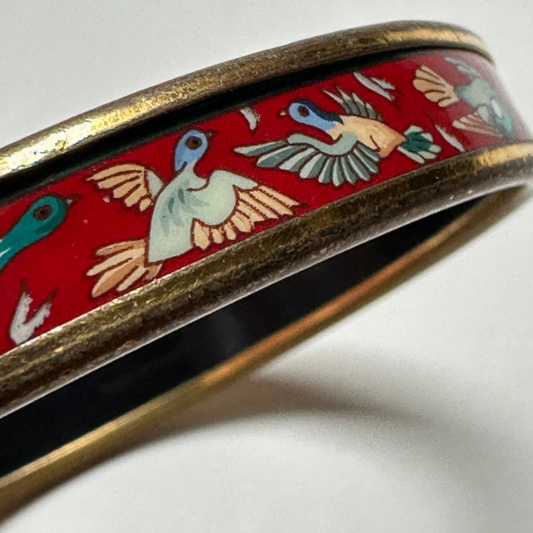 Bracelet rigide Hermès femme, modèle jonc fin (Narrow) rouge et or, illustration d'oiseaux à l'envol usures d'usage