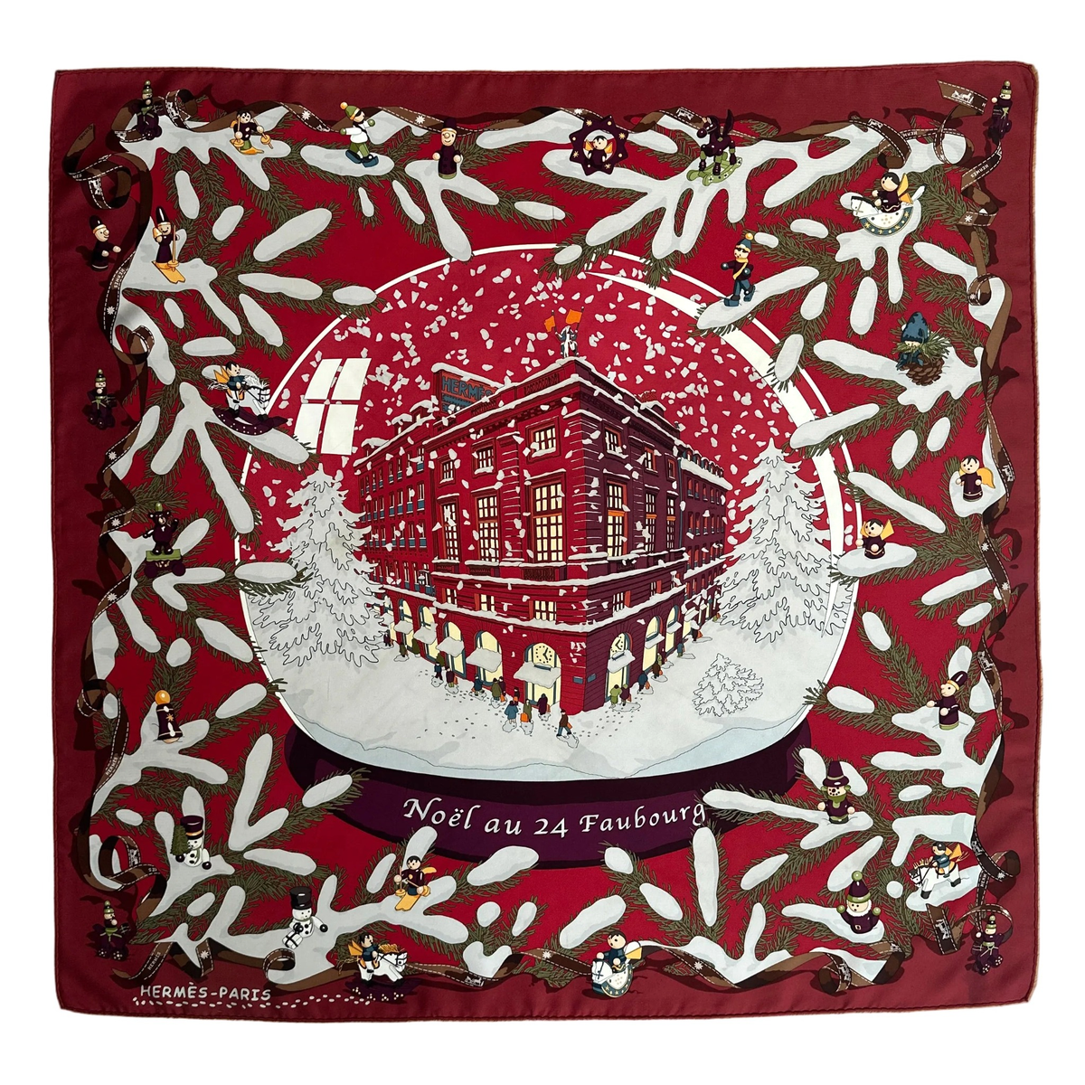 Carré Hermès Noël au 24 Faubourg Rybaltchenko 90 cm soie rouge, vue d'ensemble sur fond blanc