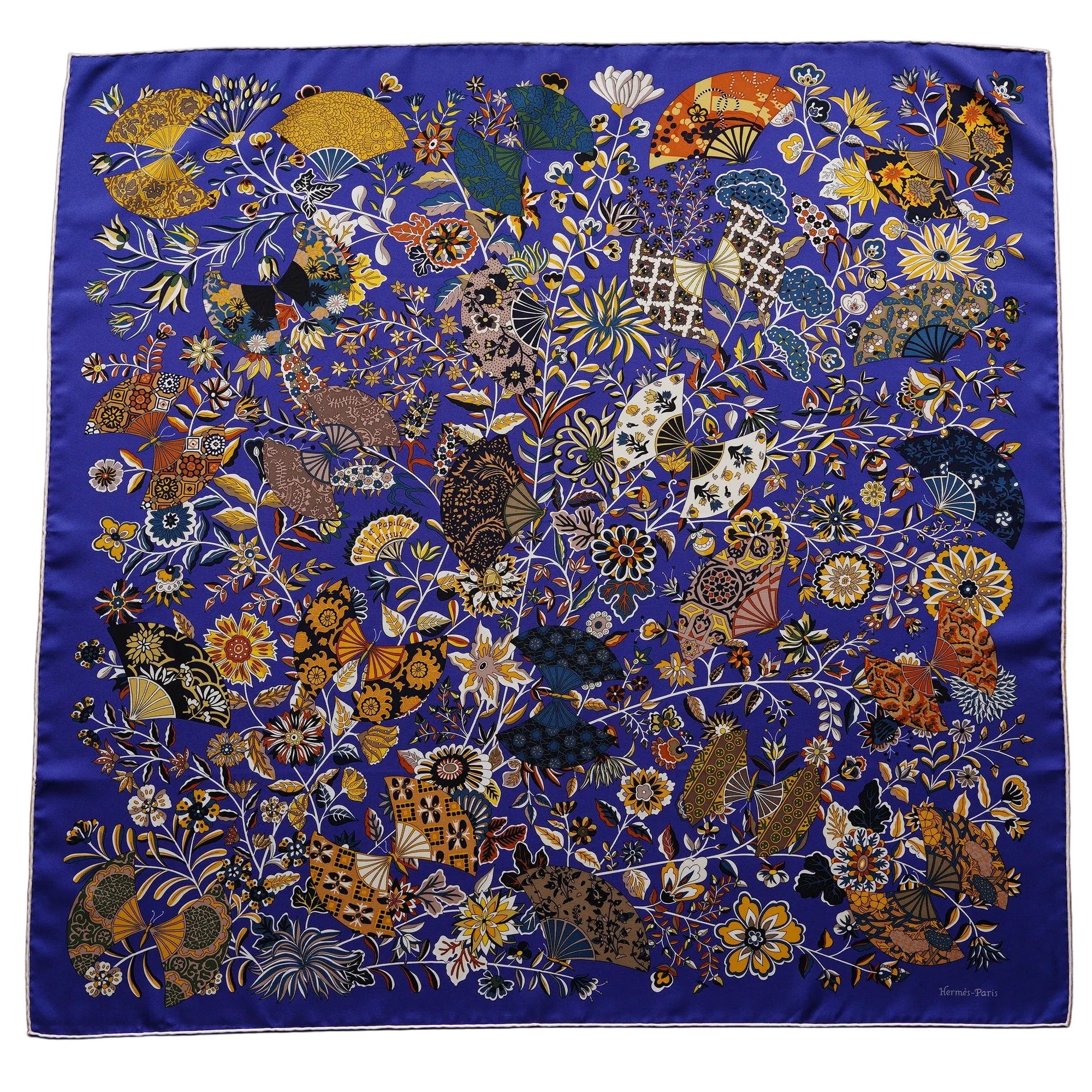 Foulard Hermès 90 cm Fleurs et papillons de tissus, coloris bleu roi, édition 2013 par Christine Henry, entier déplié.