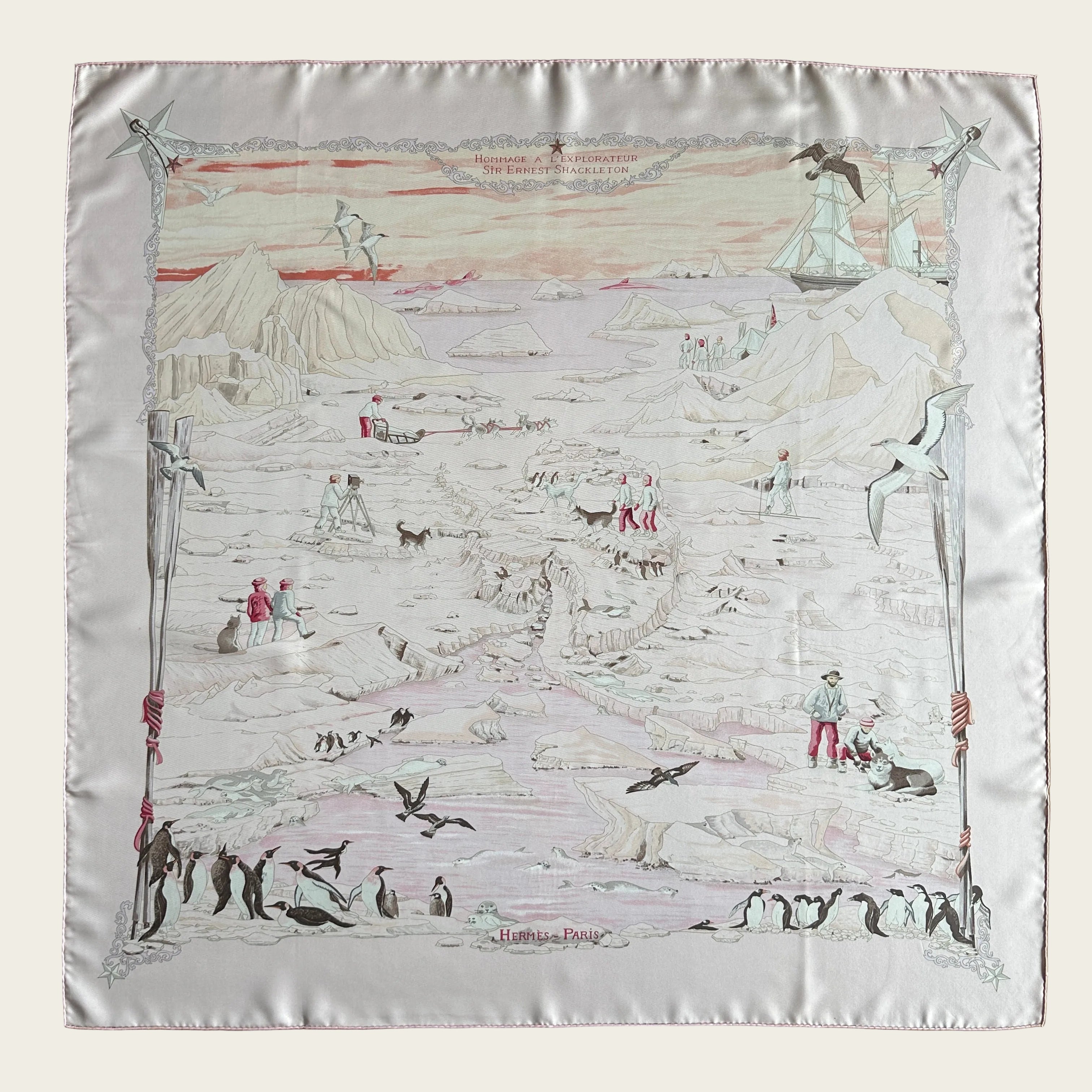Carré Hermès "Hommage à l'explorateur Sir Ernest Shackleton" en soie rose pâle, déployé à plat.