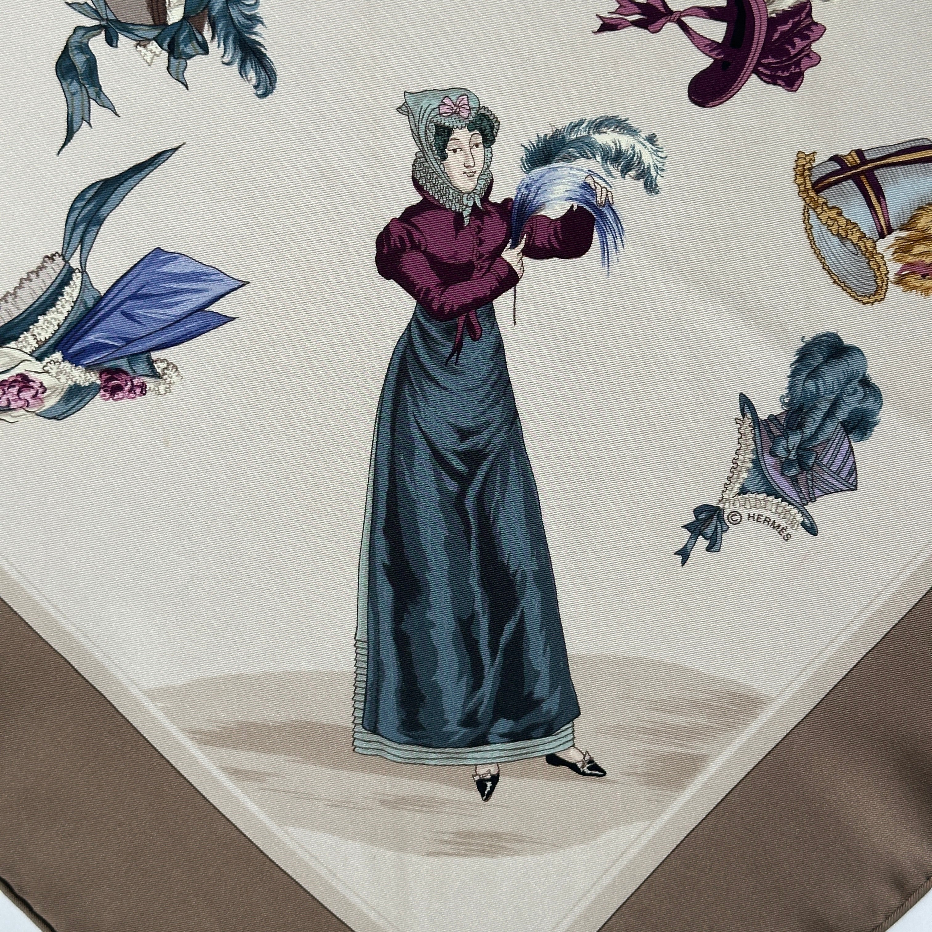 Détail d'une femme en robe bleue sombre et châle violet tenant une plume, style gravure de mode ancienne.