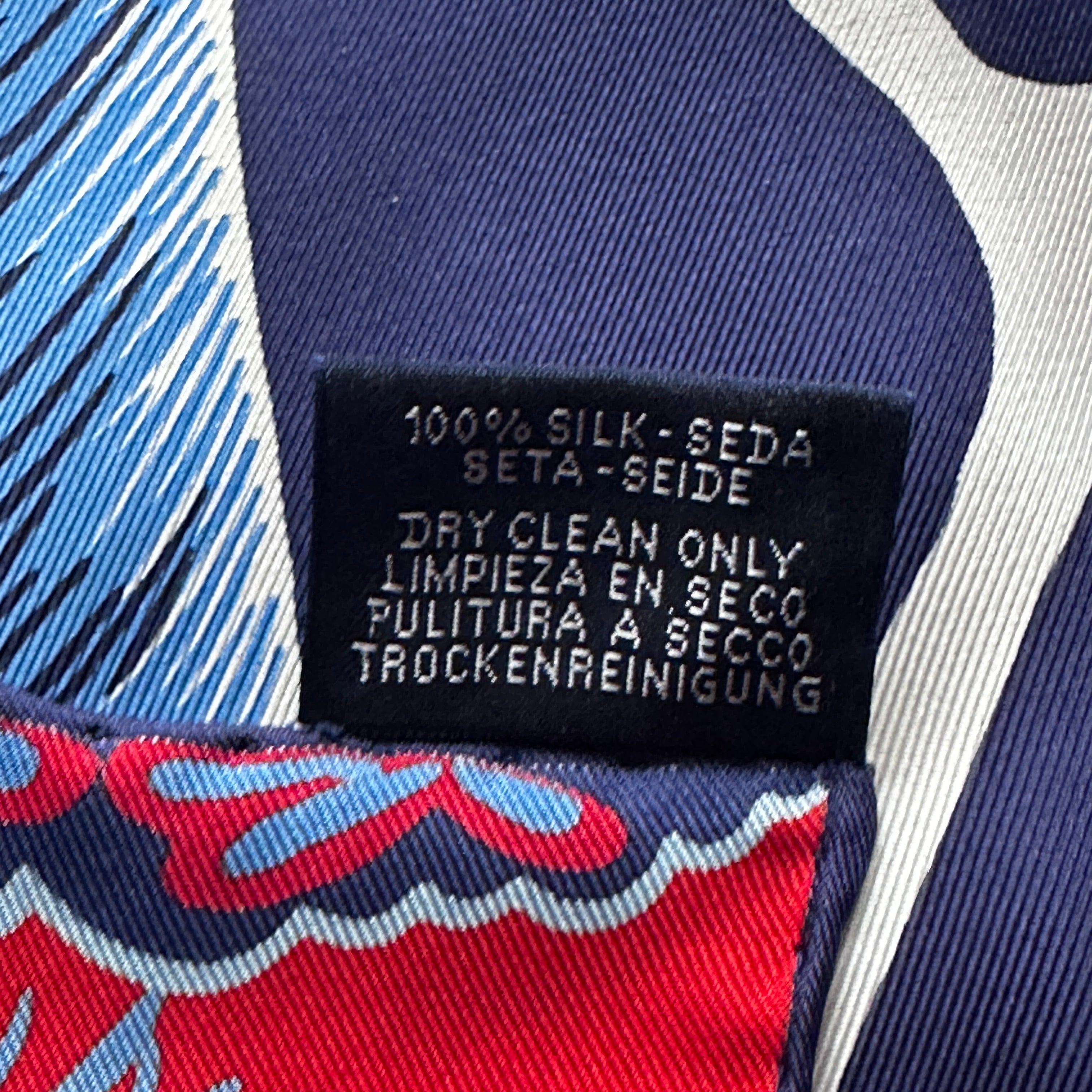 zoom sur le veso de l'étiquette de composition du carré Hermès The Three Graces