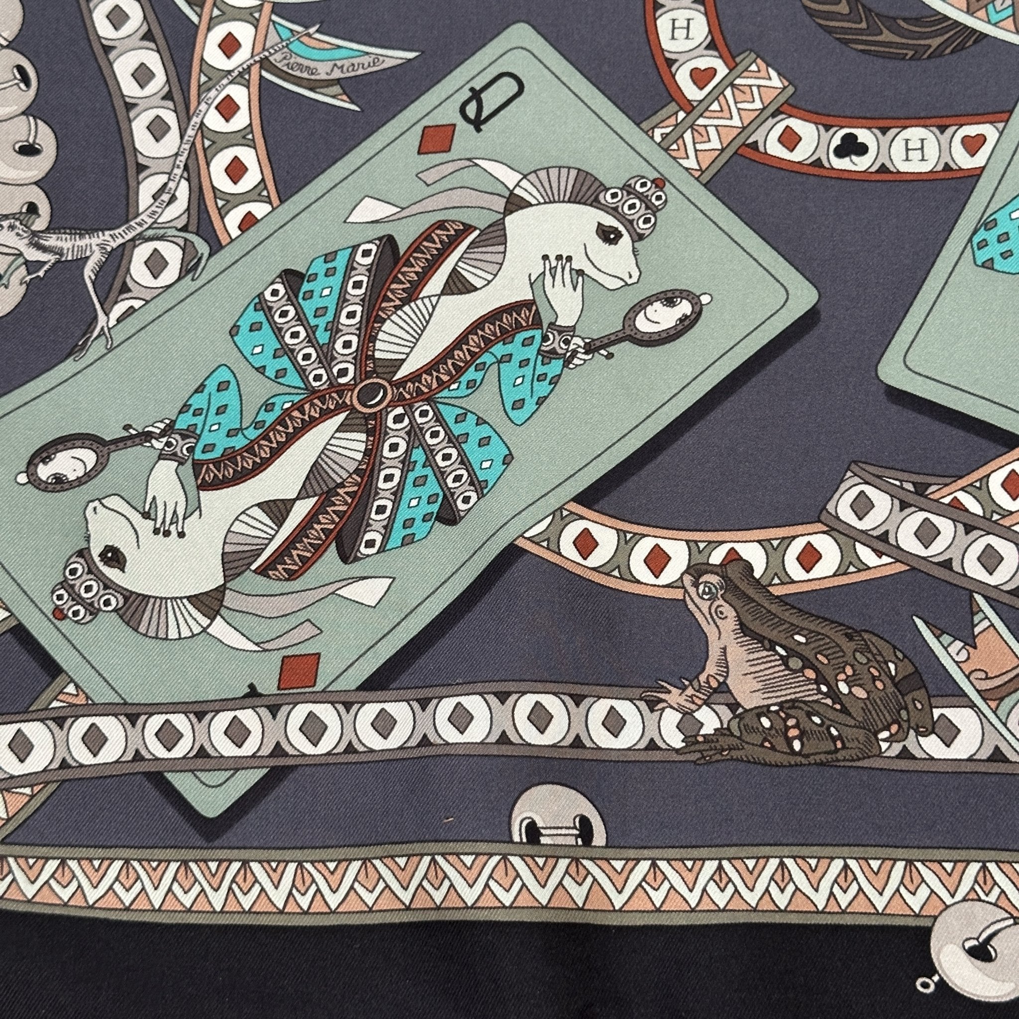 detail de dessin de grenouille sur le carre hermes