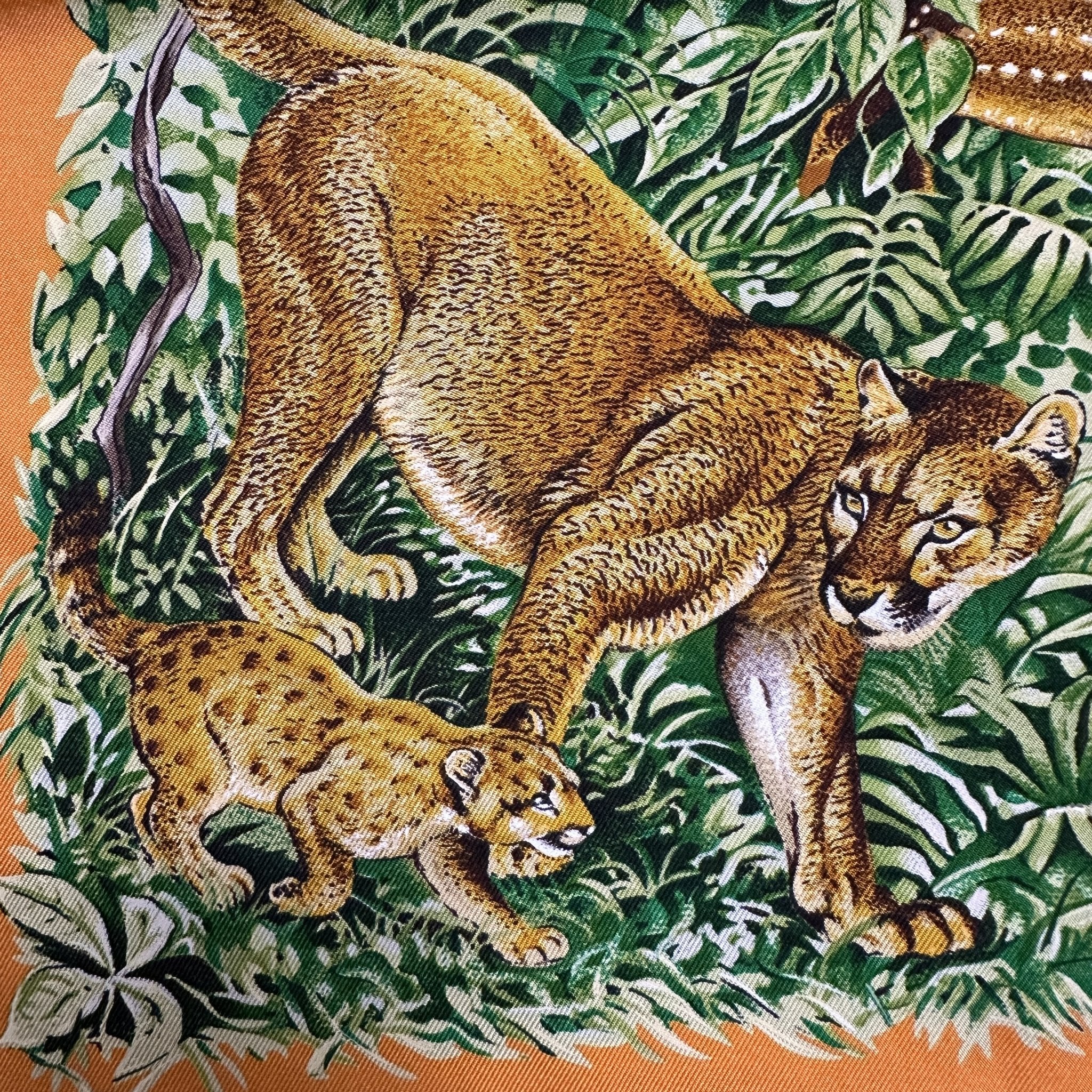 foulard hermes carre equateur modele wash de couleur orange detail lionne et son lionceau