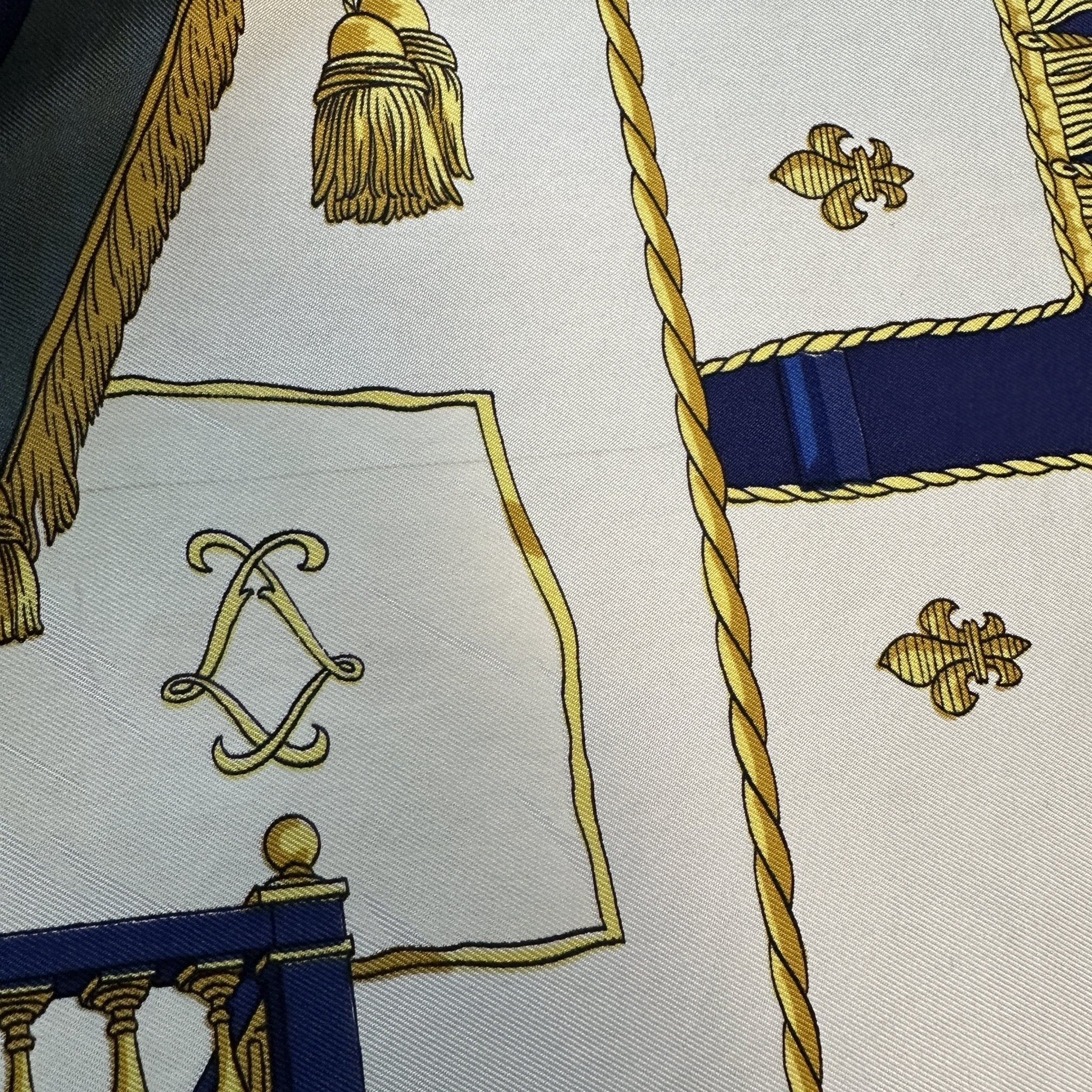 foulard carré hermès la réale bleu marine or sur fond blanc trace sur la pliure