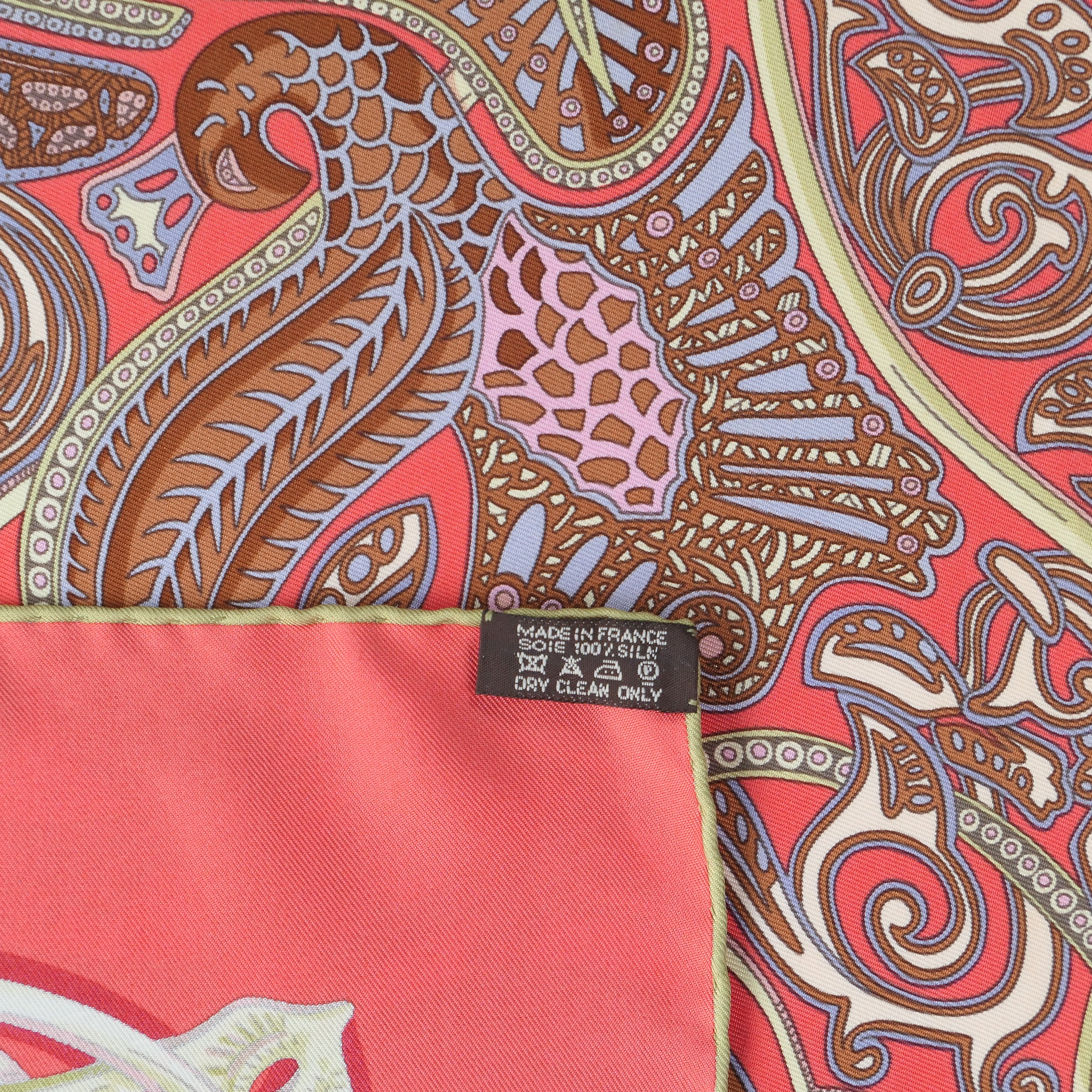 etiquette de composition en soie sur foulard Hermès La Charmante aux Animaux