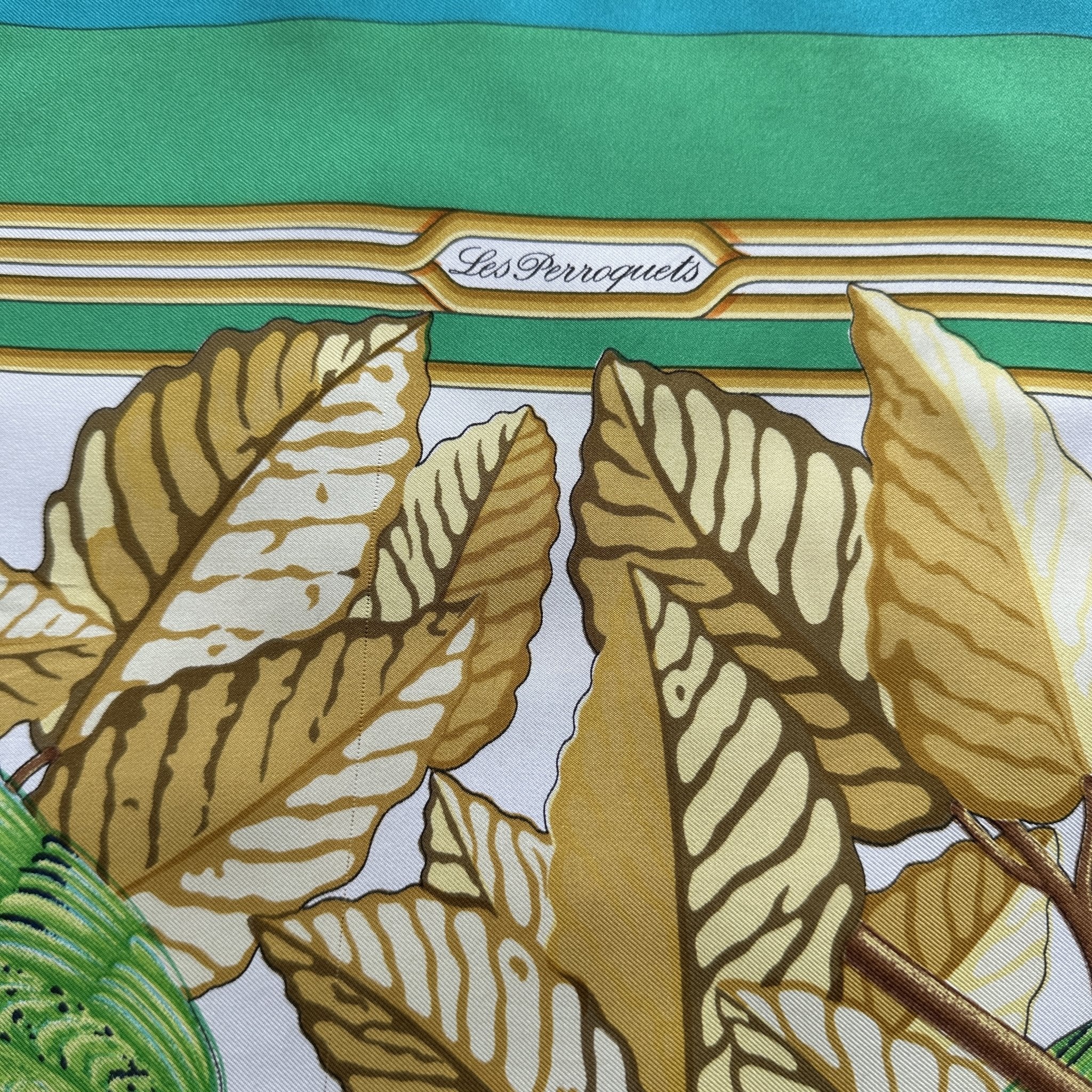 Nom du modèle "Les Perroquets" inscrit sur la soie