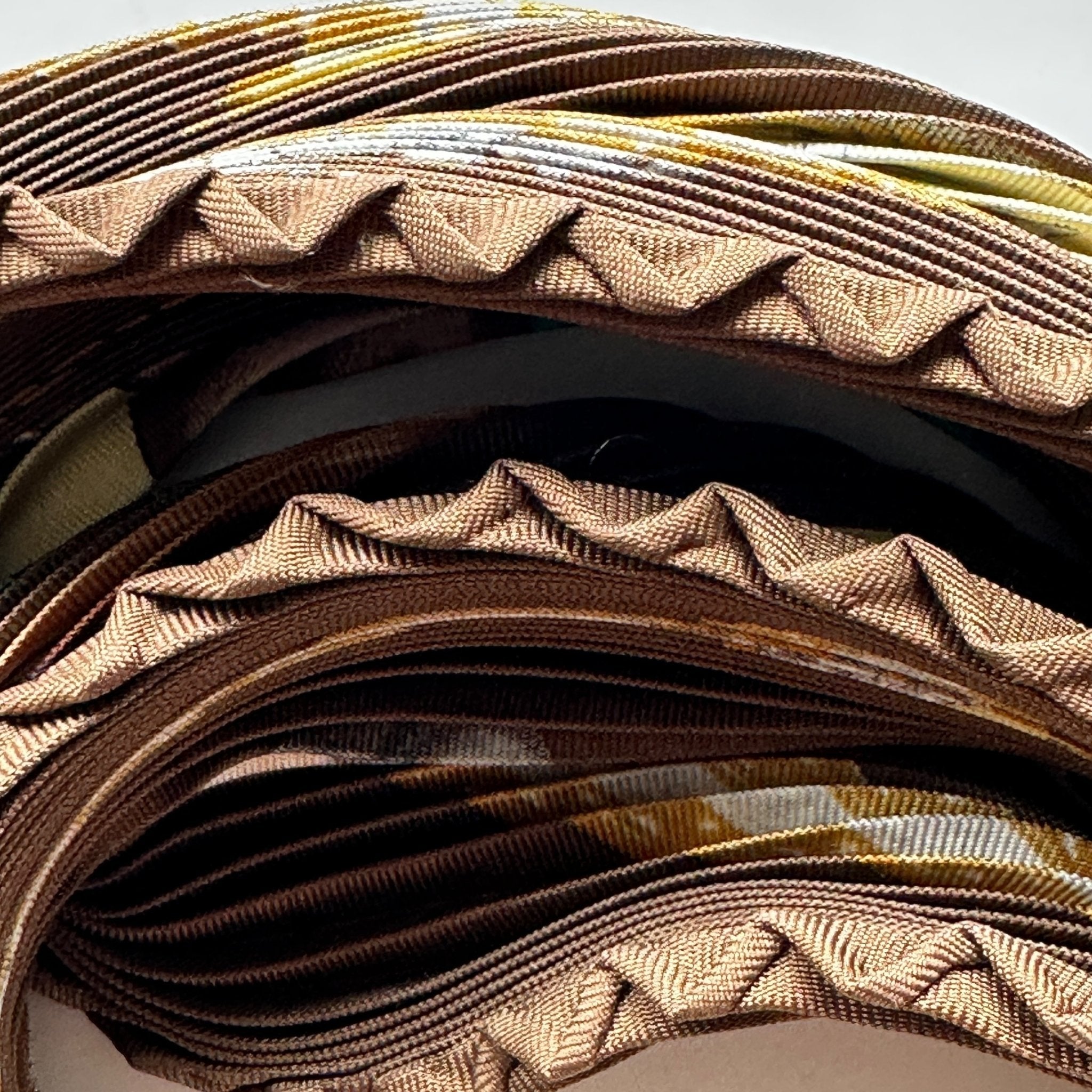 Bords roulottés à la main du carré en soie plissée Hermès