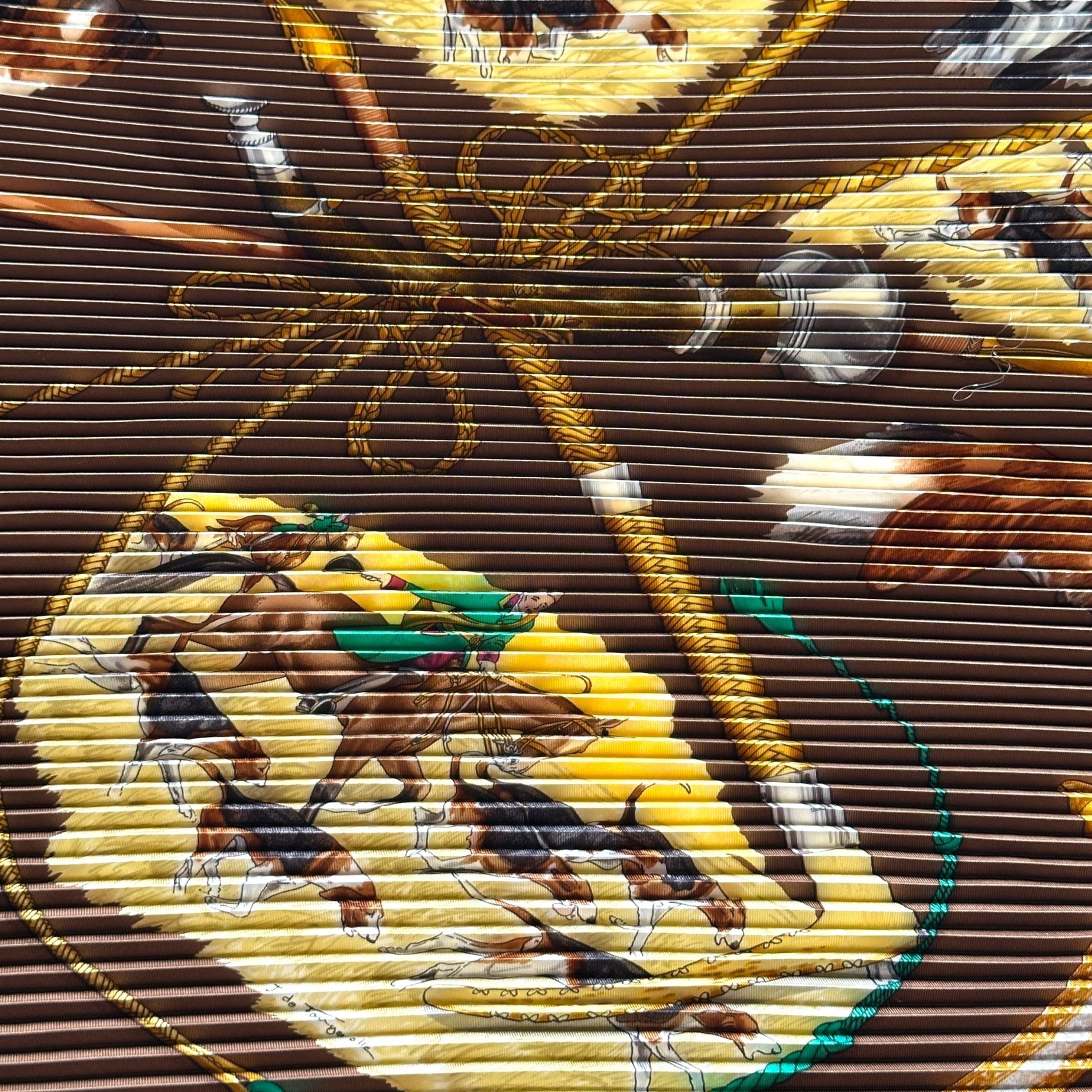 Détail de chiens courant sur le motif – trait fin et expressif