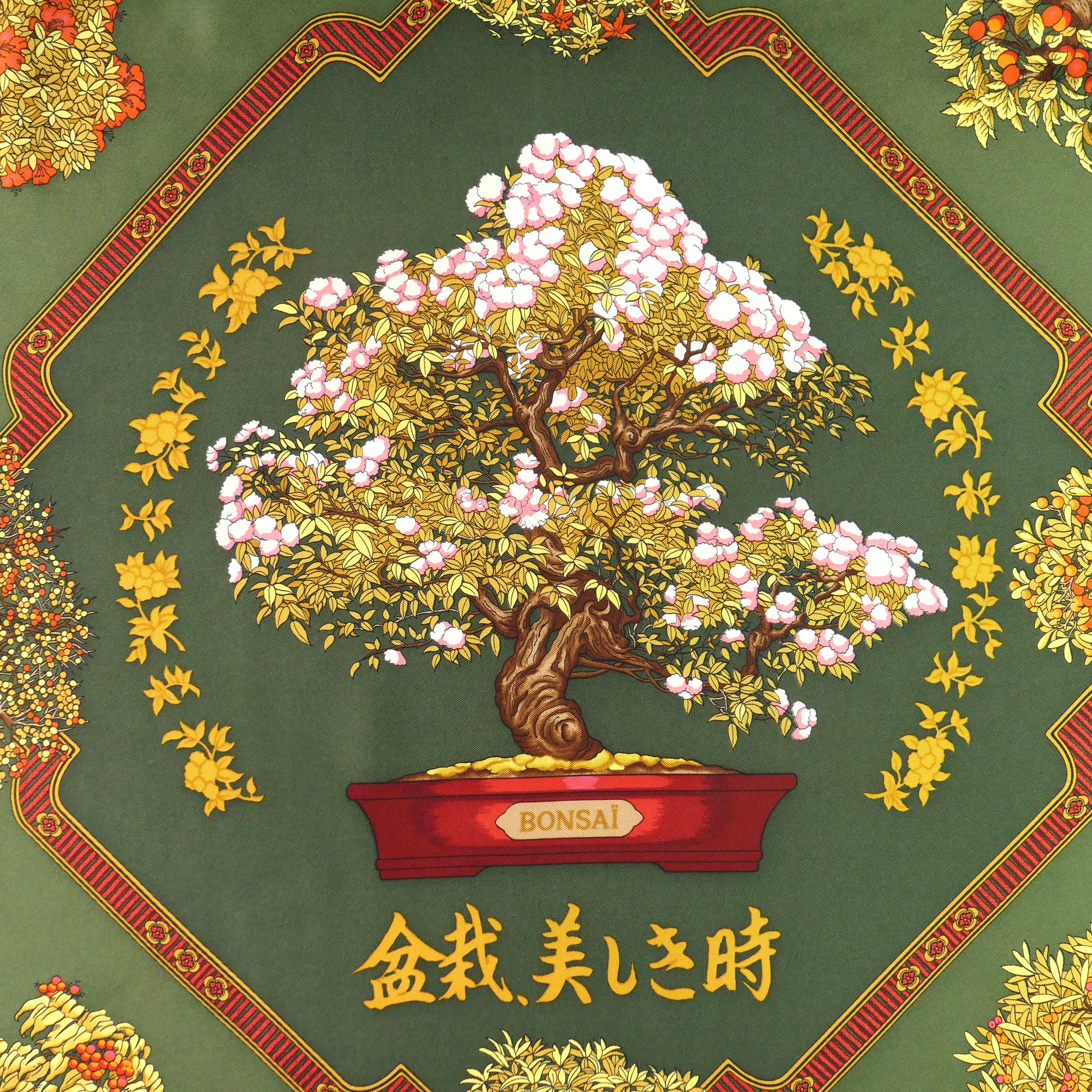 Carré Hermès Les Beaux Jours des Bonsaï 90 cm soie, détail cerisier central et cartouche japonais