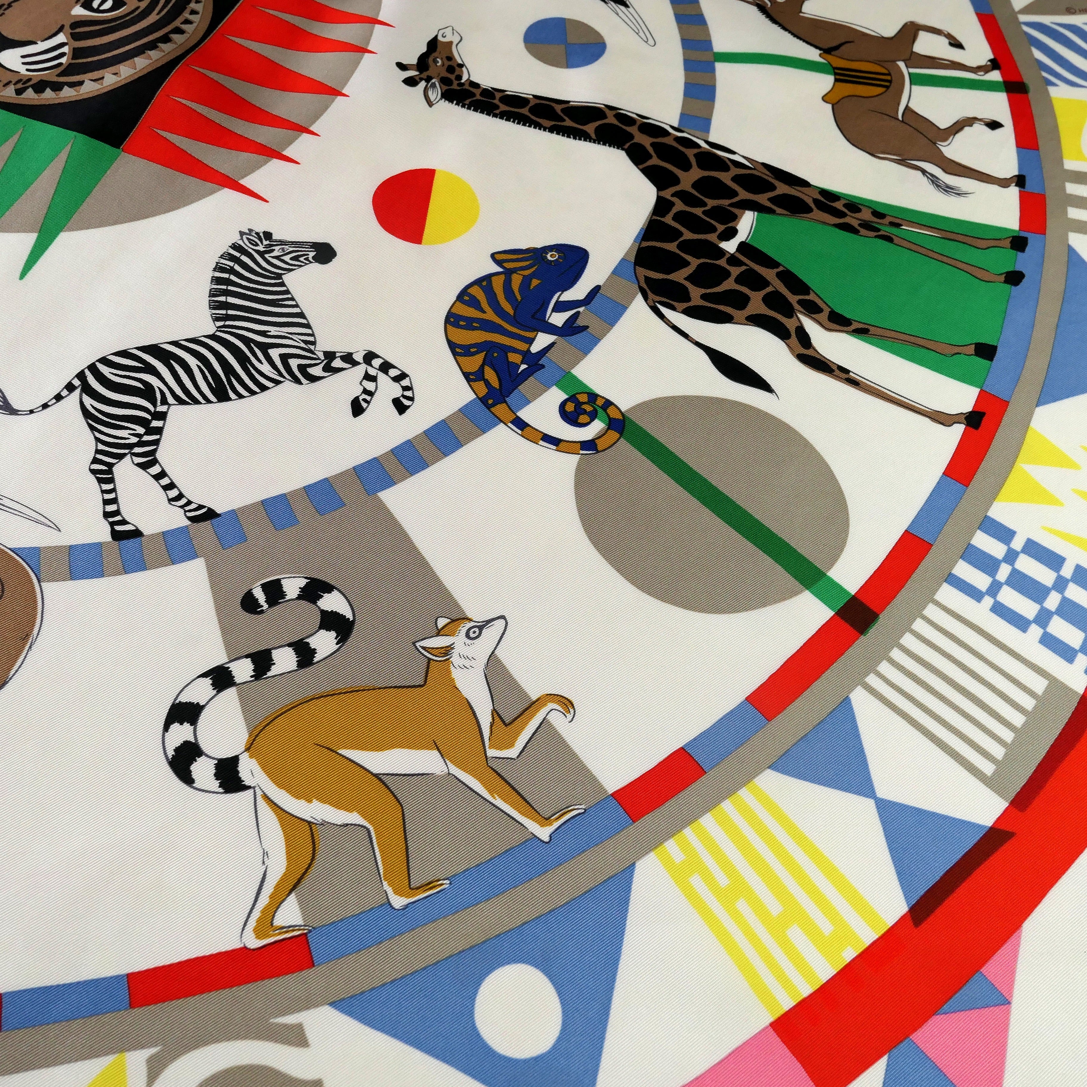 Carré Hermès Le Carrousel du Tigre Royal de Katie Scott, 90 cm soie, détail zèbre girafe et lémur