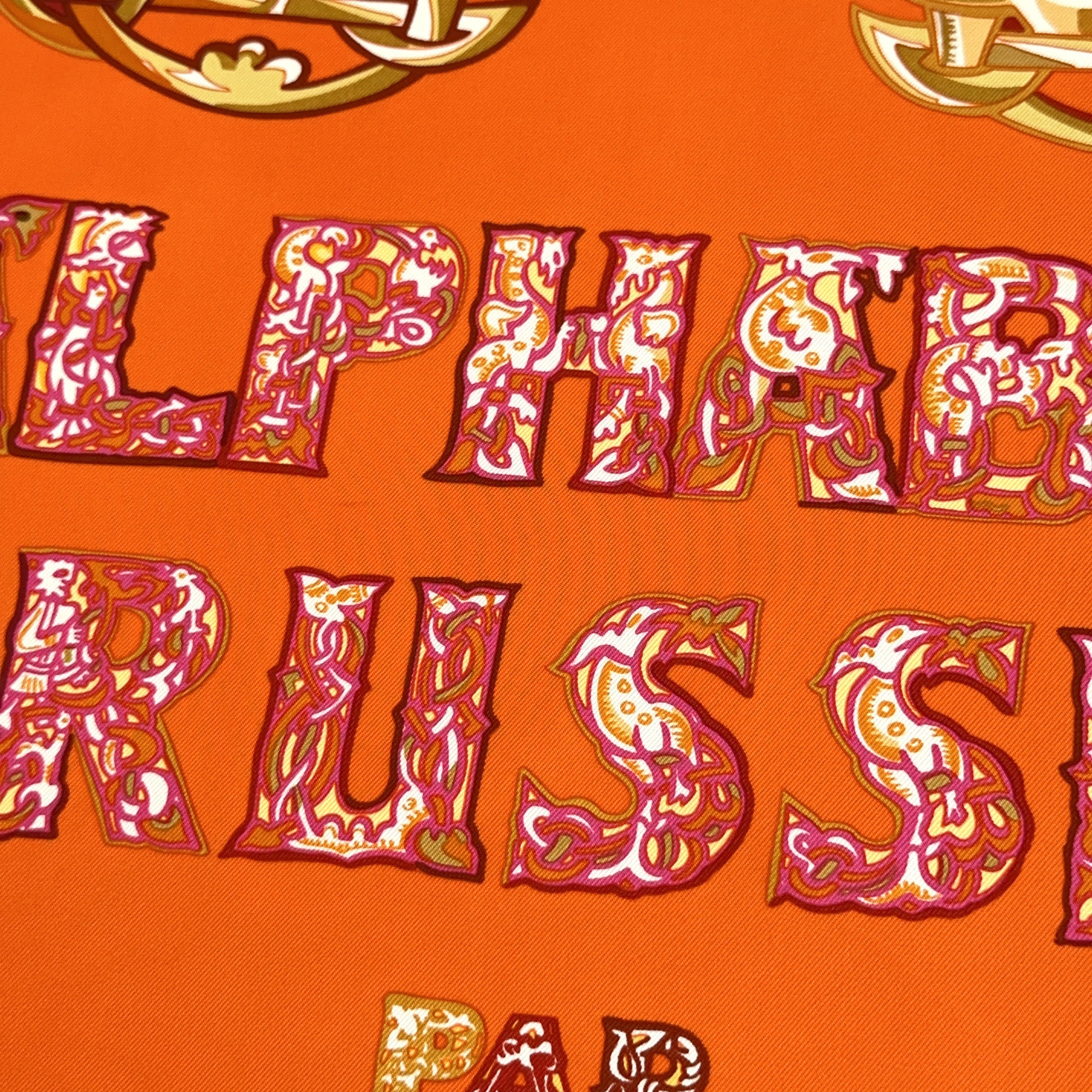 Carré Hermès Alphabet Russe d'Evgenia Miroshnichenko, 90 cm soie, détail lettres cyrilliques rose et or