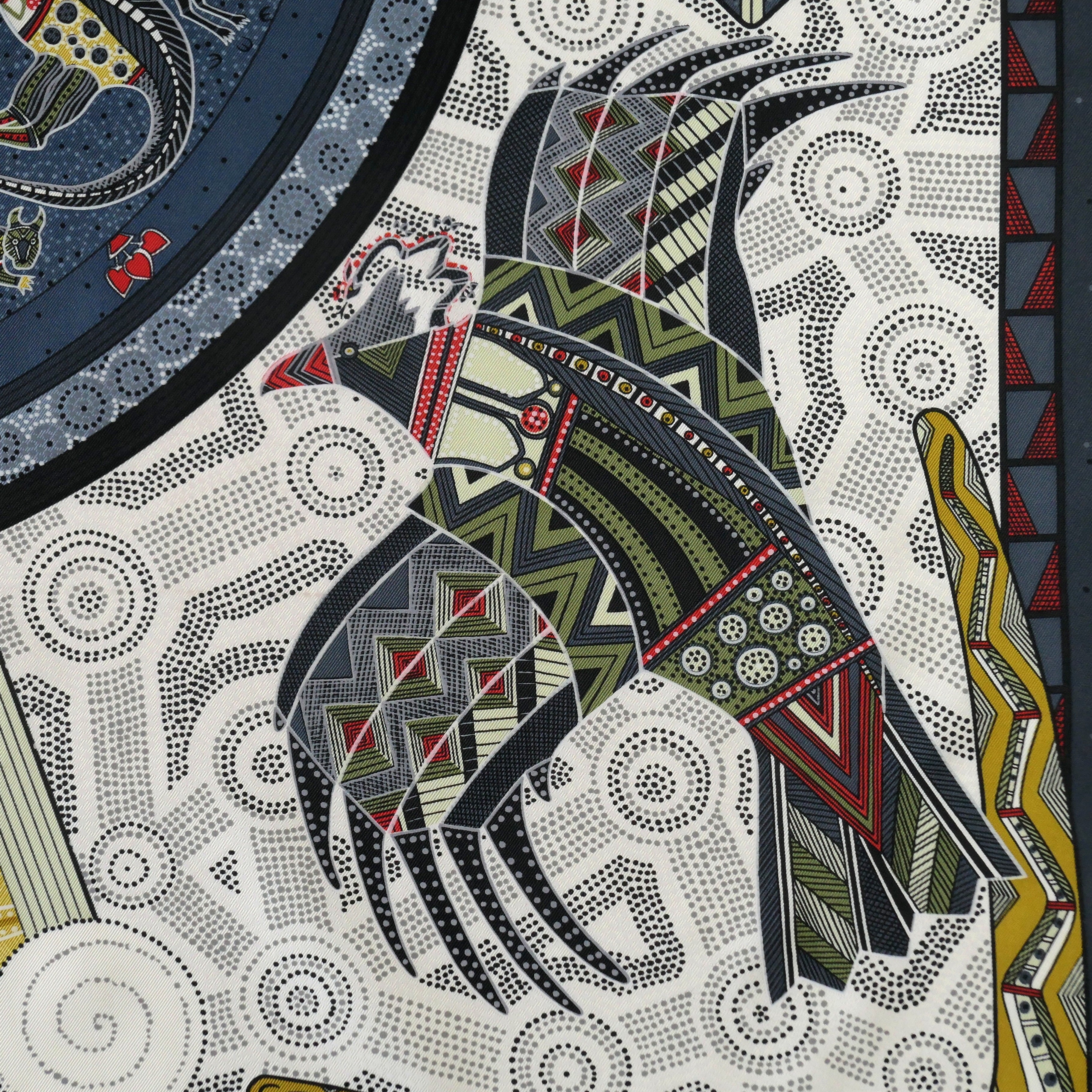 Carré Hermès Rêve d'Australie 90 cm soie, détail oiseau totem peinture à points aborigène