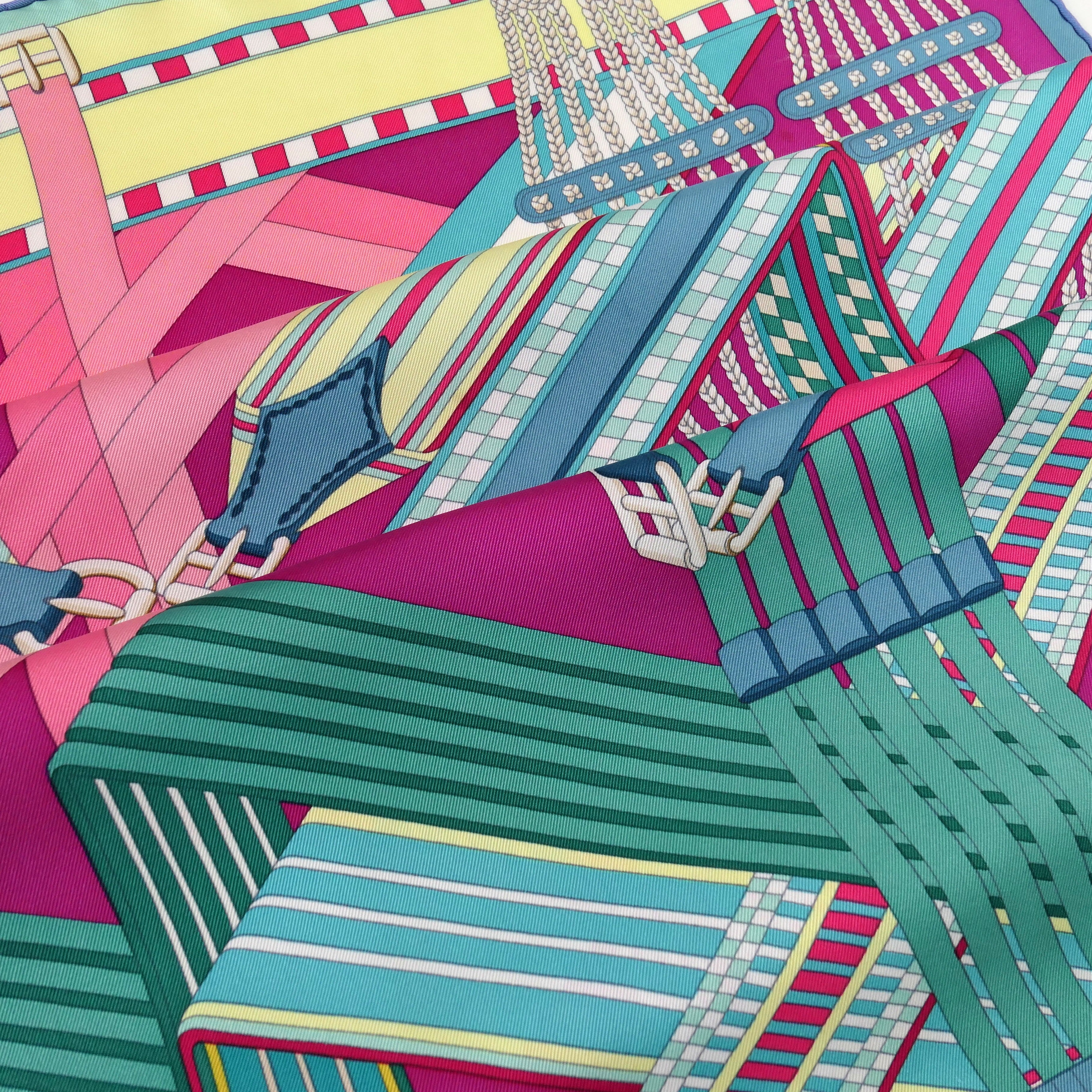 Carré Hermès Sangles en zigzag 90 cm soie, détail boucles de sellerie et sangles tressées