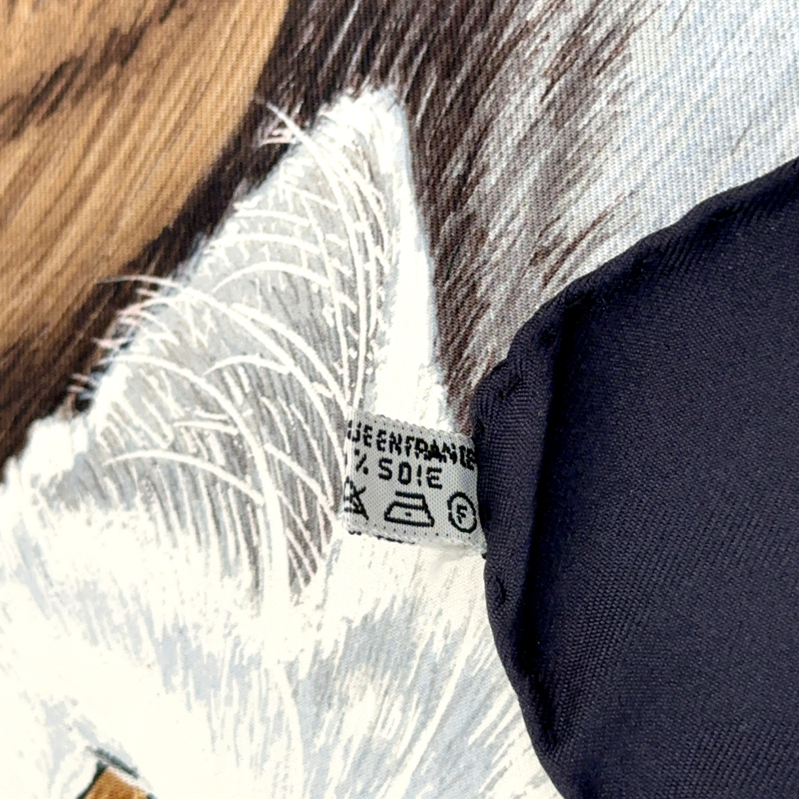 Carré Hermès Les Chats de Daphné Duchesne, 90 cm soie, étiquette de composition Made in France 100% soie