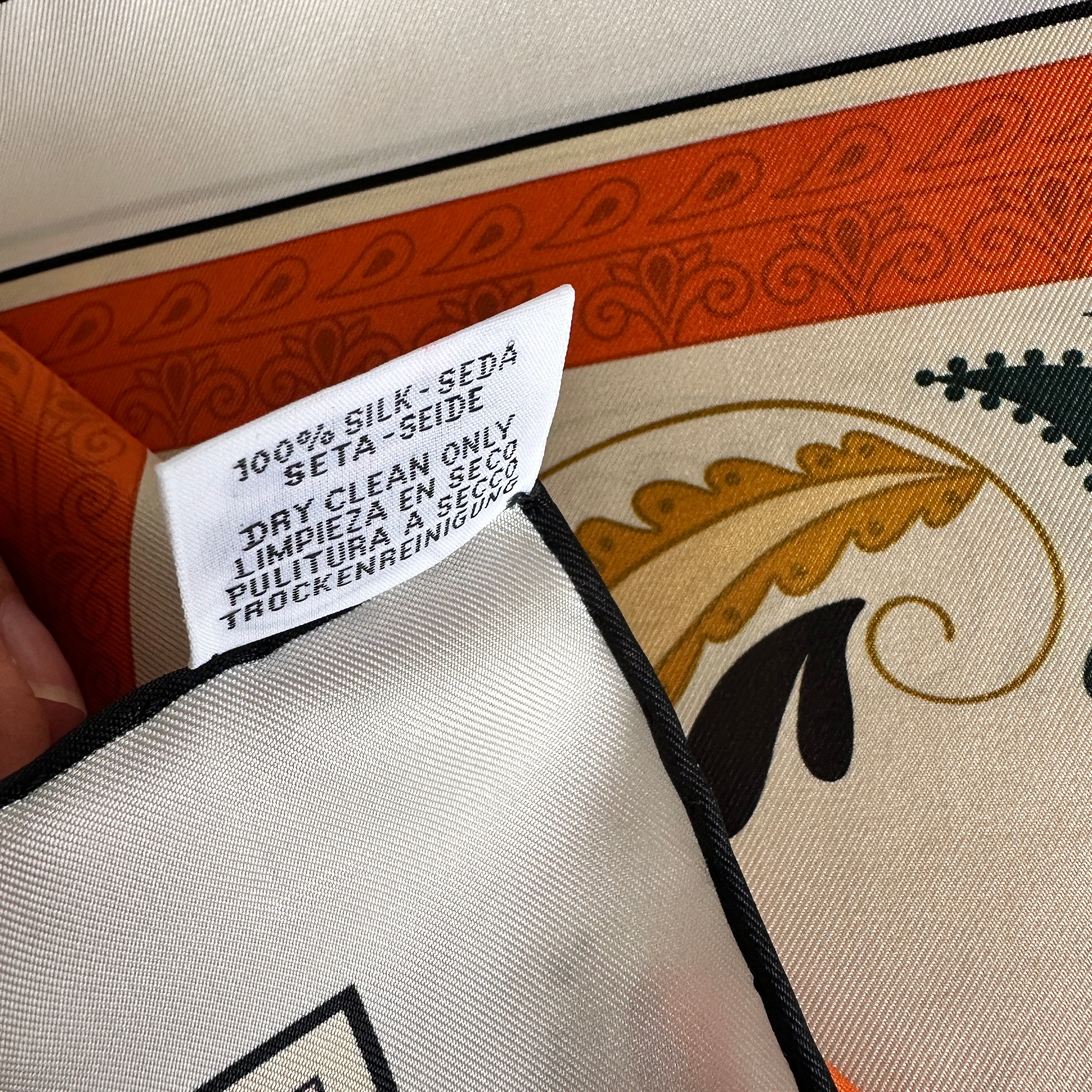 Carré Hermès Guépards Bandana de Robert Dallet, 90 cm soie, verso de l'étiquette de composition