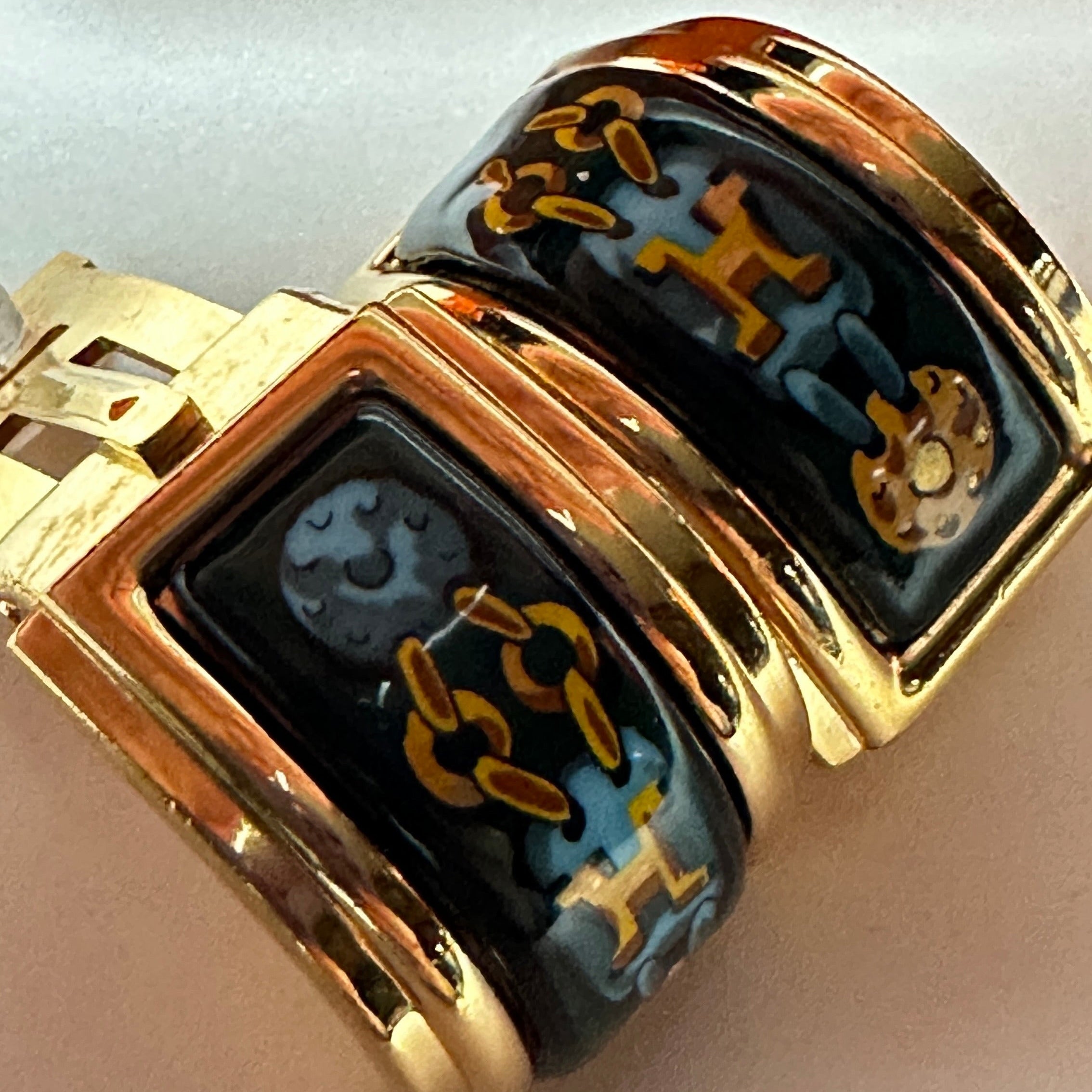 Paire de clips d'oreilles Hermès vintage en émail vert profond et or