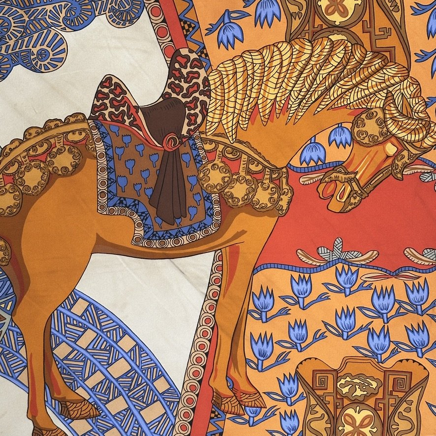beau cheval couleur marron selle bleue 