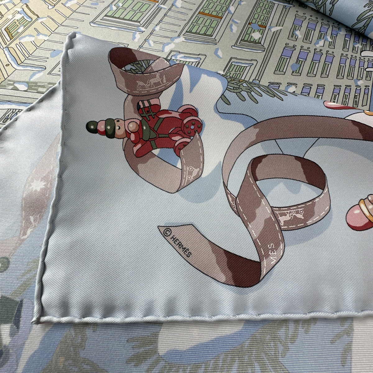 Carré Hermès Noël au 24 Faubourg Rybaltchenko 90 cm soie bleu ciel, roulotté main et coin du carré