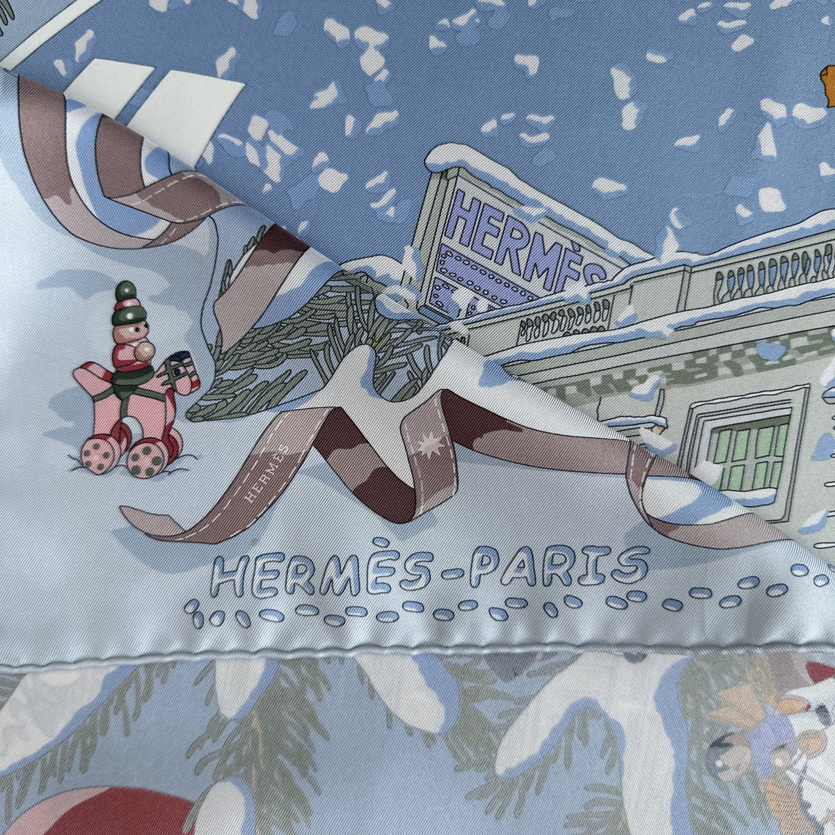 Carré Hermès Noël au 24 Faubourg Rybaltchenko 90 cm soie bleu ciel, signature Hermès-Paris et ruban