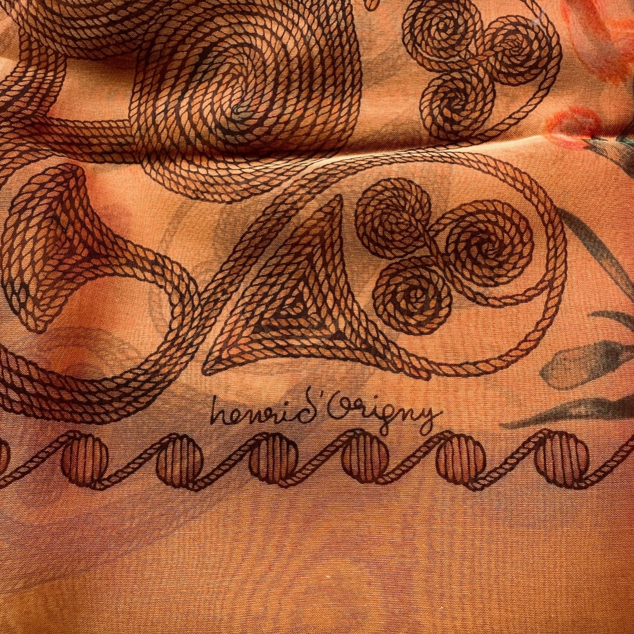 Détail de la signature de l'artiste Henri d'Origny sur le châle Hermès "Arabesques".