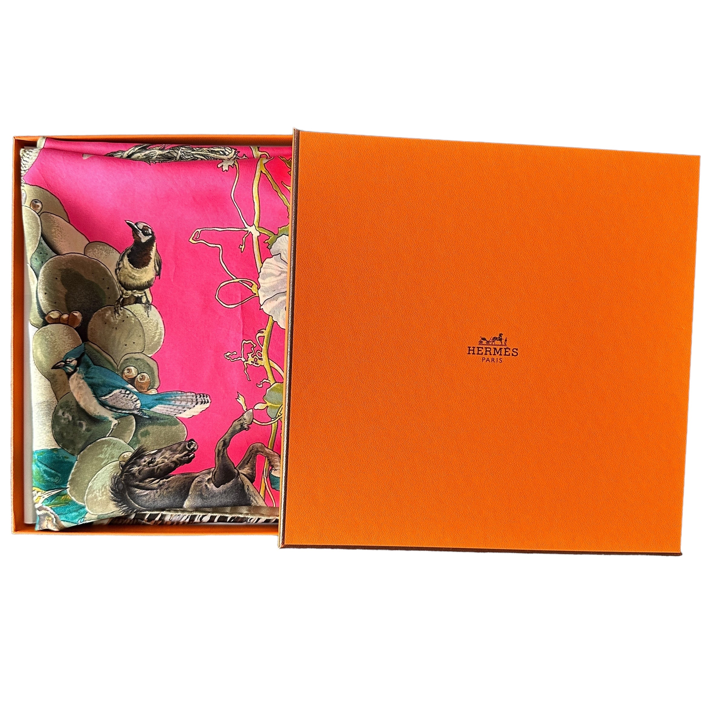 Foulard dans sa boîte Hermès orange