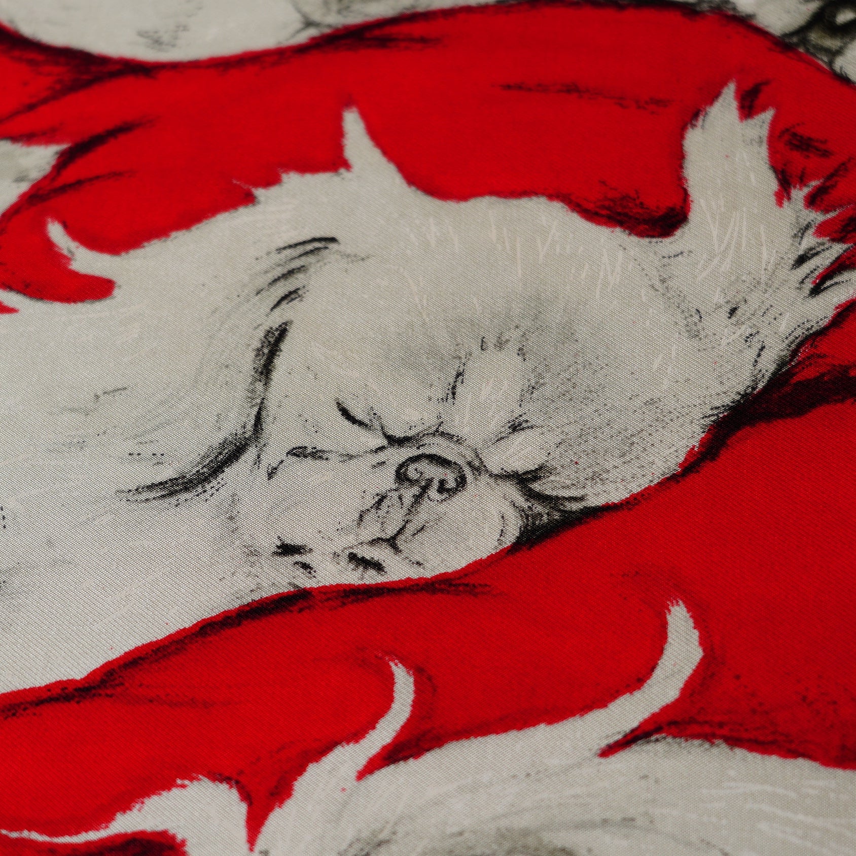 Signature Hermès Paris et détails du roulotté main sur la bordure noire du carré Les Pékinois.