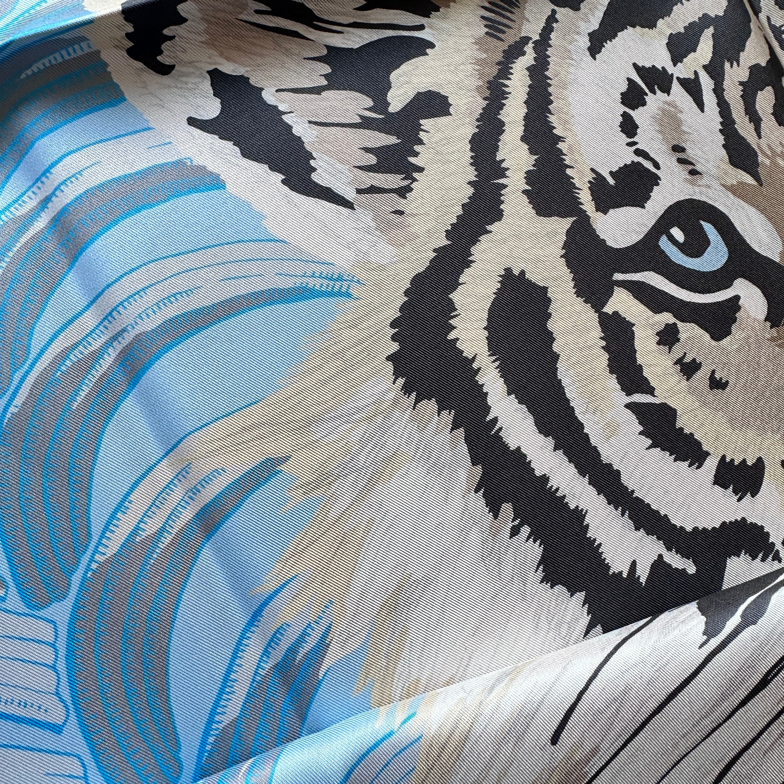 detail du dessin de tigre sur le foualrd en soie bleu 